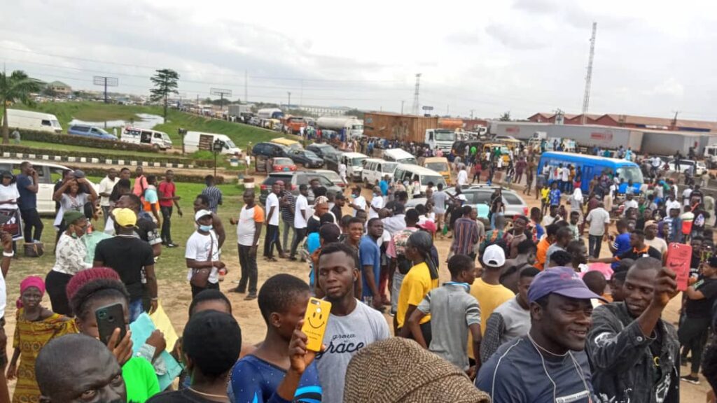 PHOTOS: #EndSARS protests causes gridlock at Magboro