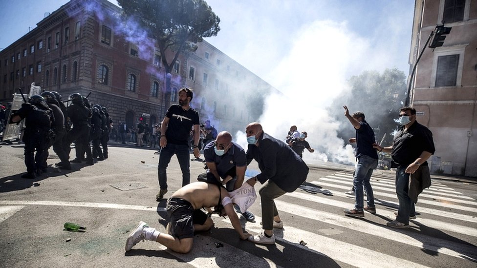 Protests in Rome against government coronavirus policies turn violent